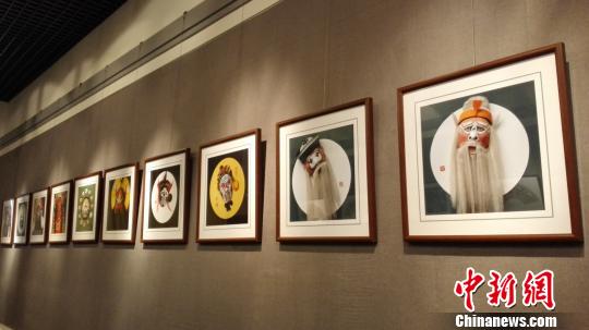 3月5日,京剧舞台脸谱艺术人才培养活动在沈阳师范大学星河剧场举行开班仪式。图为京剧脸谱展。