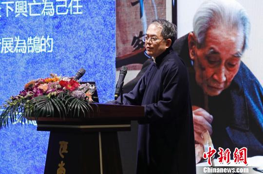 “南怀瑾先生诞辰一百周年纪念会”3月18日在上海恒南书院举行，图为恒南书院院长李慈雄回忆南怀瑾。　殷立勤 摄