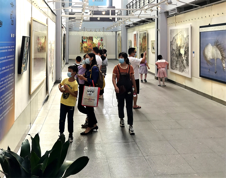 3.当地观众欣赏展览1.jpg